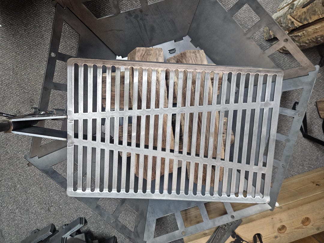 Grill grate attachment for collapsible fire pit