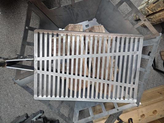 Grill grate attachment for collapsible fire pit